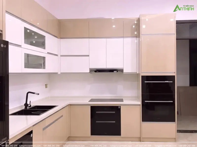 Góc bếp tiện nghi Chị Yến tại Mê Linh, Hà Nội – Bếp từ và tủ lò nướng