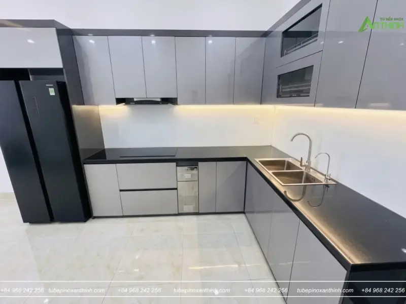 Góc bếp tiện nghi tại gia đình chú Bắc ở Nam Từ Liêm Hà Nội chậu rửa và bếp từ