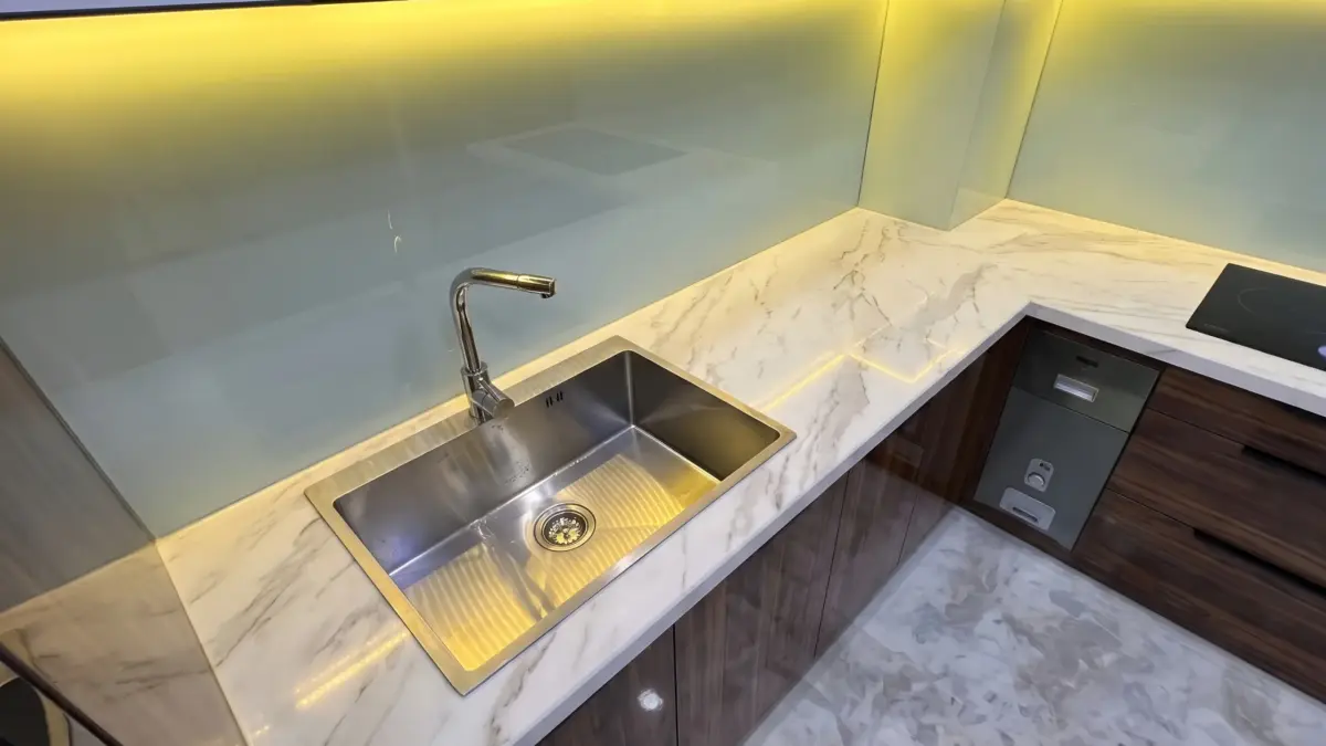 Góc chậu rửa mặt đá tủ bếp Anh Kim ở Hàng Gai, Hà Nội
