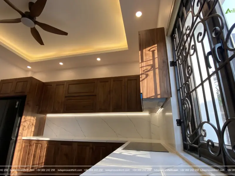 Góc nắng cửa sổ tủ bếp gỗ óc chó nhà anh Trường ở Quốc Oai, Hà Nội