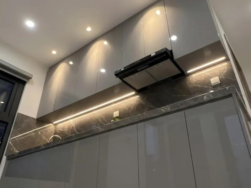 Góc nghiêng hệ tủ và đèn LED chị Quỳnh tại Thạch Bàn, Long Biên