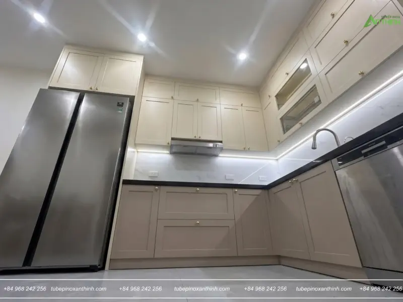 Góc nhìn rộng Tủ lạnh và hệ tủ chữ L tại nhà Anh Thanh ở Nghĩa Đô, Hà Nội