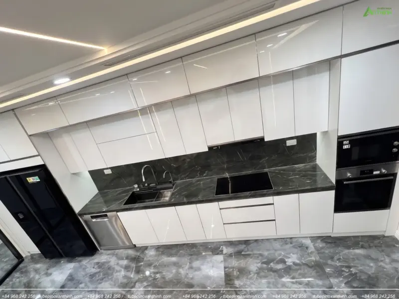 Góc nhìn rộng không gian bếp Acrylic bóng gương nhà anh Dương tại Gia Lâm, Hà Nội