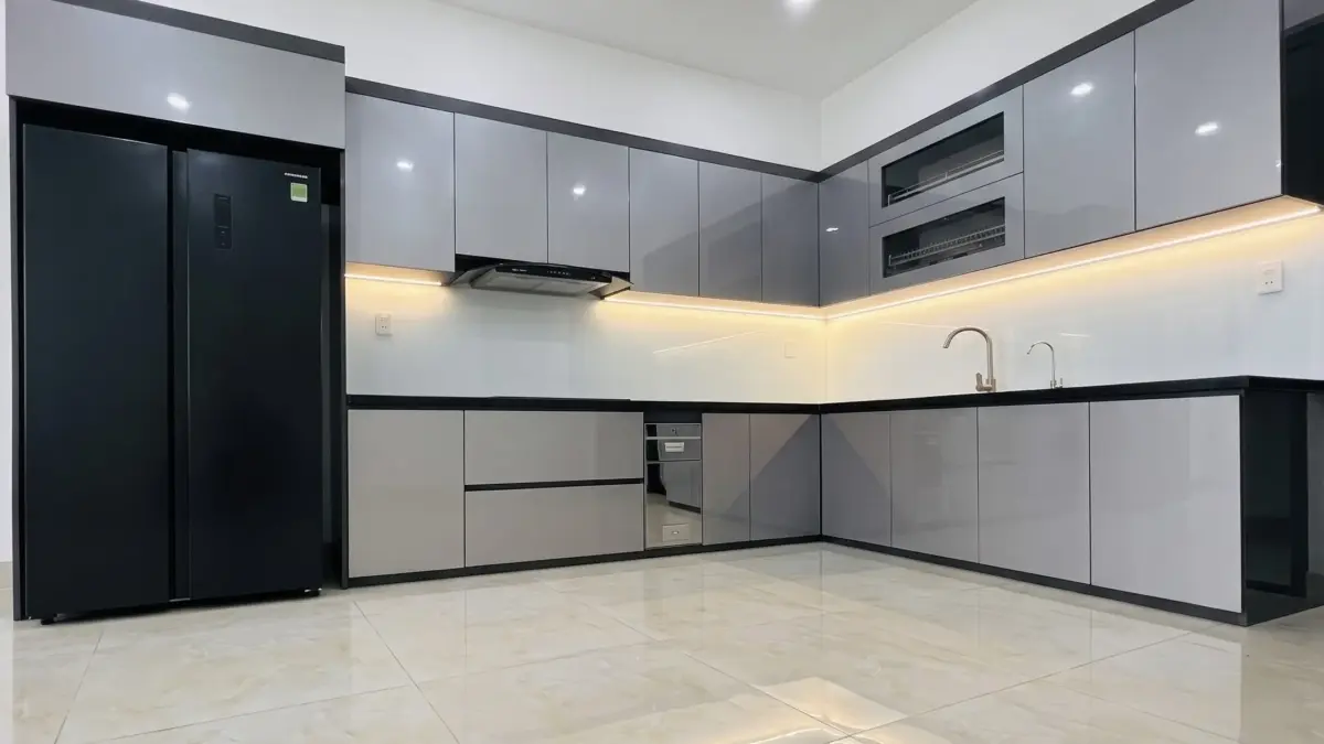 Góc nhìn rộng toàn bộ hệ tủ bếp Inox 304 cánh Acrylic bóng gương của gia đình chú Bắc tại Nam Từ Liêm, Hà Nội