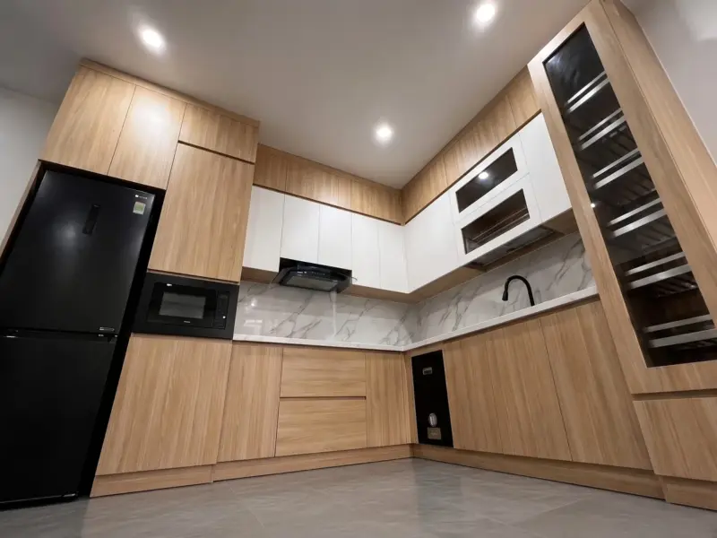 Góc nhìn toàn cảnh tủ bếp Inox 304 cánh gỗ MDF chống ẩm phủ Melamine của Chị Chi tại Cầu Giấy, Hà Nội
