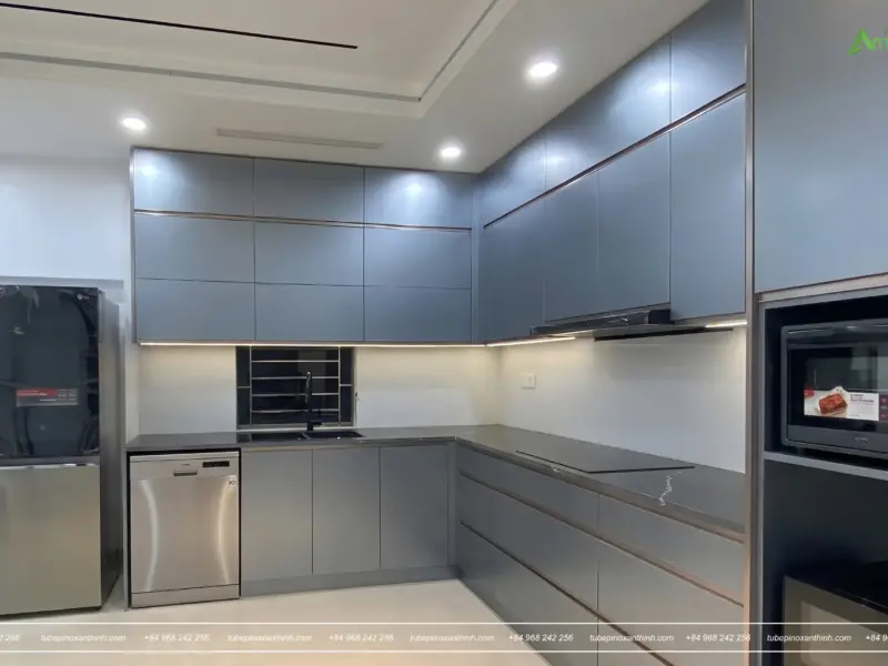 Góc nhìn tổng thể bếp chữ L gia đình chị Trâm ở Tây Hồ, Hà Nội
