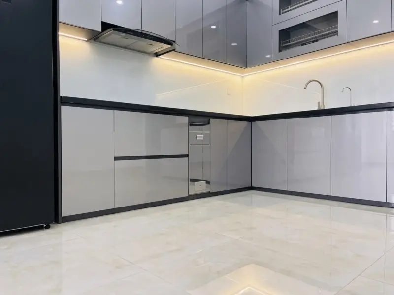 Góc nhìn trung cảnh hệ tủ dưới và đèn LED tủ bếp Inox 304 cánh Acrylic bóng gương của gia đình chú Bắc tại Nam Từ Liêm, Hà Nội