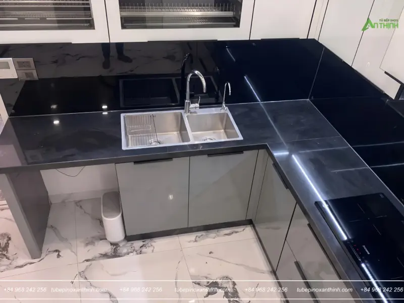 Góc nhìn từ trên xuống khu vực bếp ở Nhà Chị Như tại Hoàn Kiếm, Hà Nội
