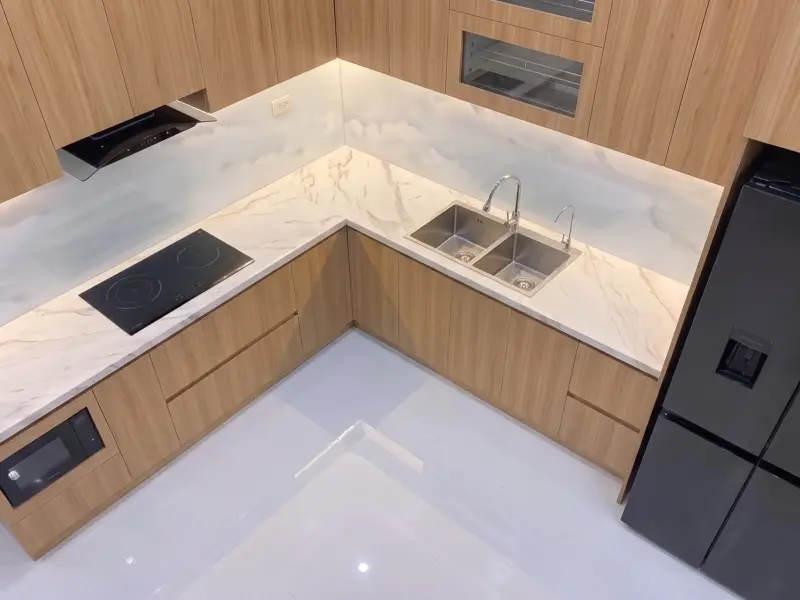 Góc nhìn từ trên xuống tủ bếp Inox 304 cánh gỗ nhựa phủ Melamine tại gia đình Chú Khiêm ở Xuân Đỉnh, Hà Nội
