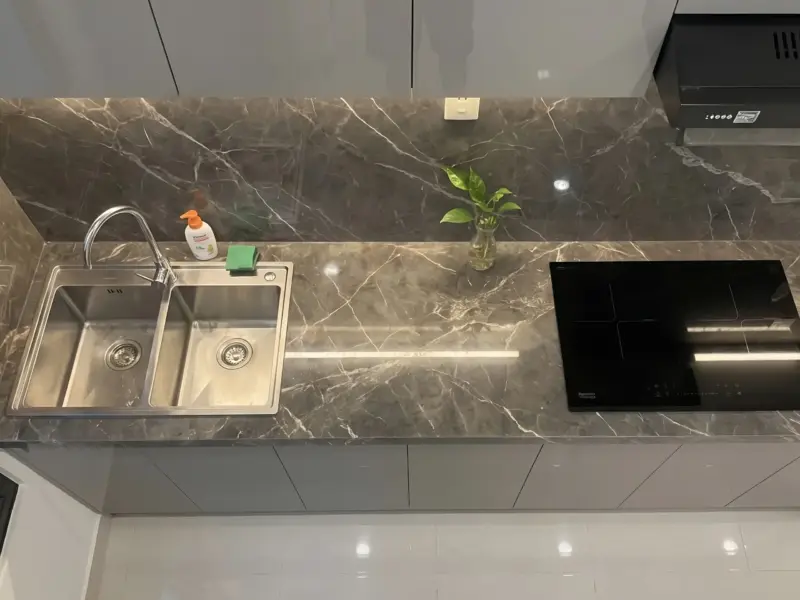 Góc trên xuống mặt đá và thiết bị chị Quỳnh tại Thạch Bàn, Long Biên