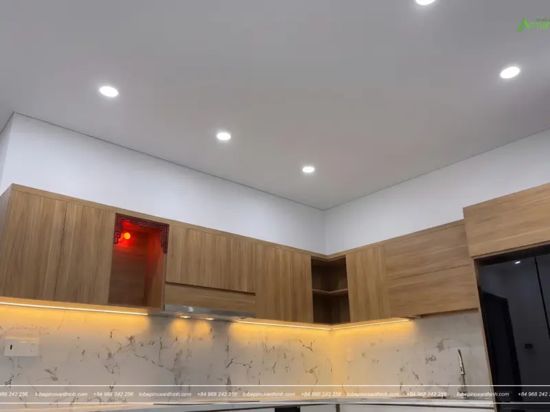 Hệ tủ trên và ánh sáng trần – Tủ bếp Inox 304 cánh gỗ MDF phủ Melamine nhà chị Linh tại Bắc Từ Liêm, Hà Nội