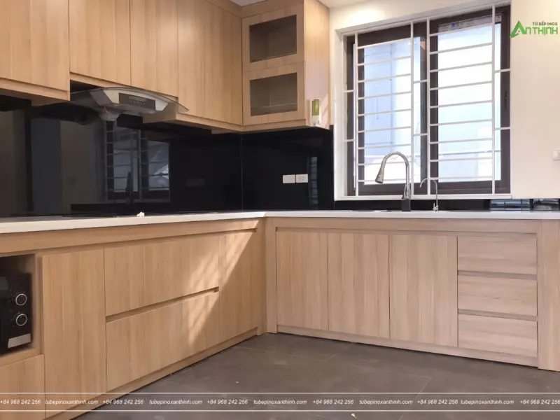 Không gian bếp chữ L gia đình Cô Dung tại Tây Mỗ, Hà Nội – Góc nhìn tổng thể