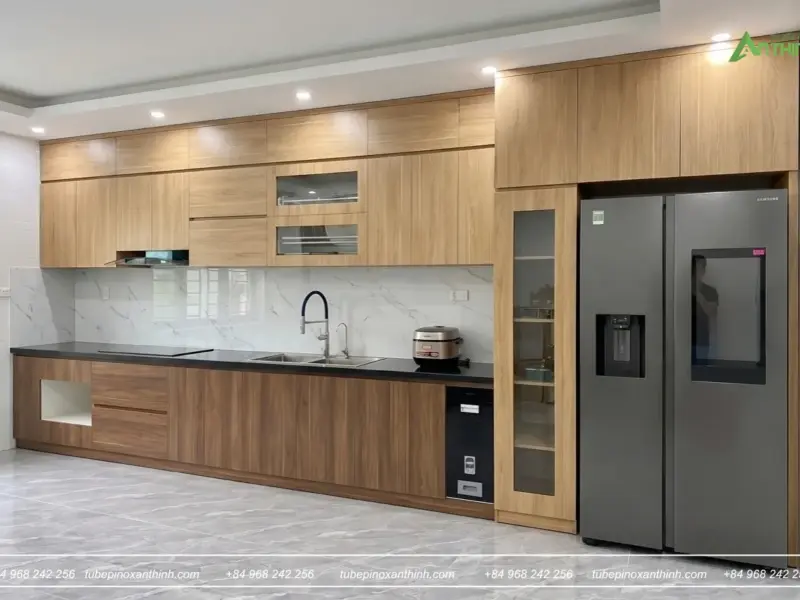 Không gian bếp hiện đại với tủ bếp Inox 304 cánh gỗ nhựa chống nước phủ Melamine của gia đình chị Châu tại Yên Hòa, Hà Nội
