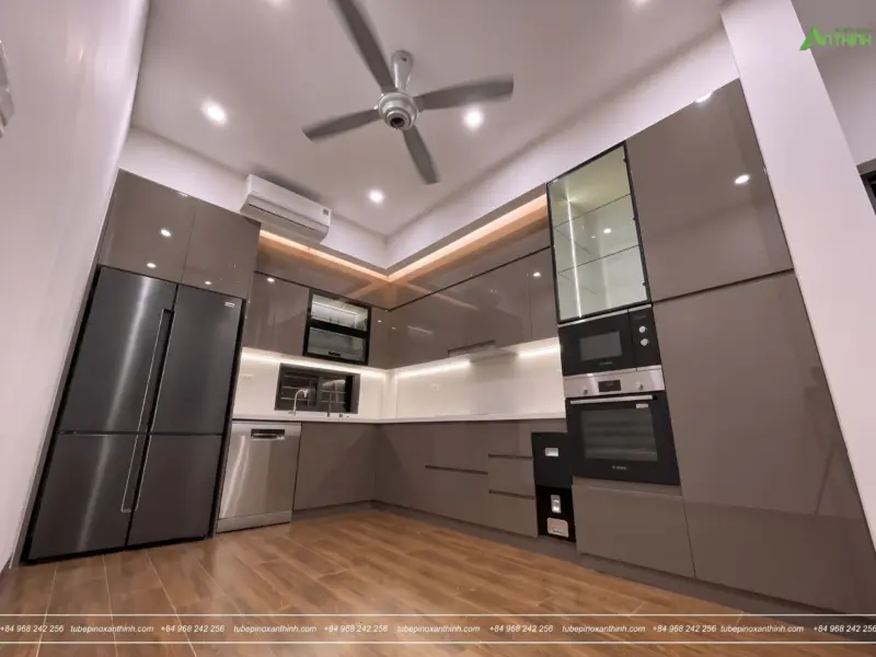 Kiến tạo Tủ bếp Inox Cánh Acrylic Bóng Gương hiện đại cho gia đình anh Phúc tại Mê Linh, Hà Nội