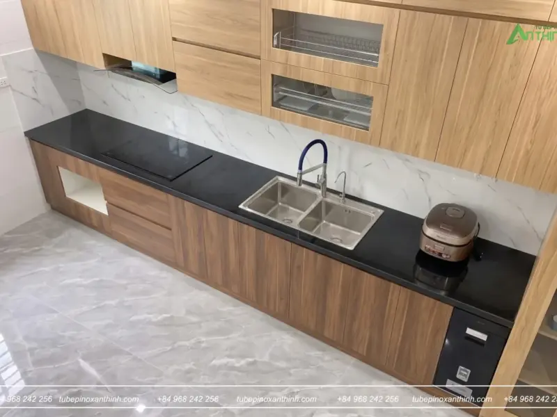Khu vực bếp nấu của gia đình chị Châu tại Yên Hòa Hà Nội bếp từ và chậu rửa