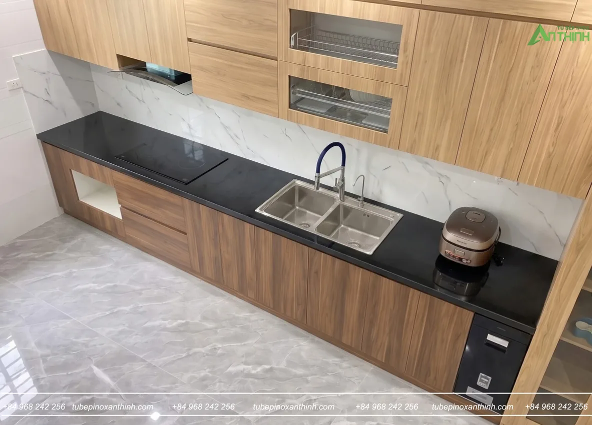 Khu vực bếp nấu của gia đình chị Châu tại Yên Hòa Hà Nội bếp từ và chậu rửa