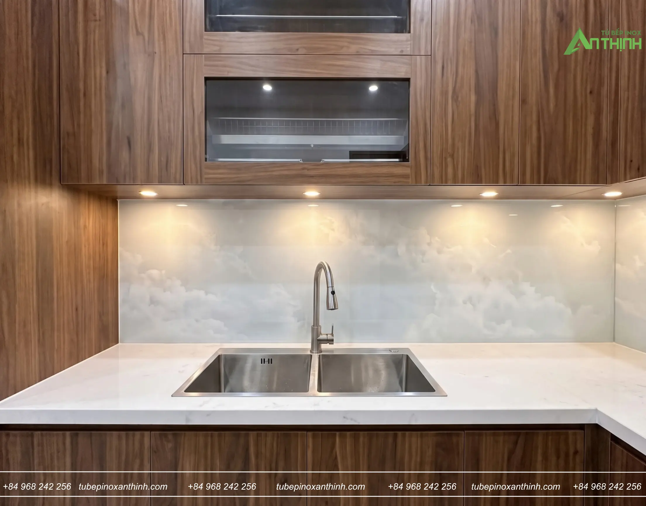 Khu vực rửa chén gia đình anh Quang tại Hoàn Kiếm Hà Nội chậu inox và kính mây