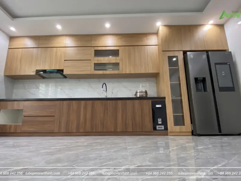 Toàn cảnh bếp của gia đình chị Châu tại Yên Hòa Hà Nội bố cục thẳng hàng