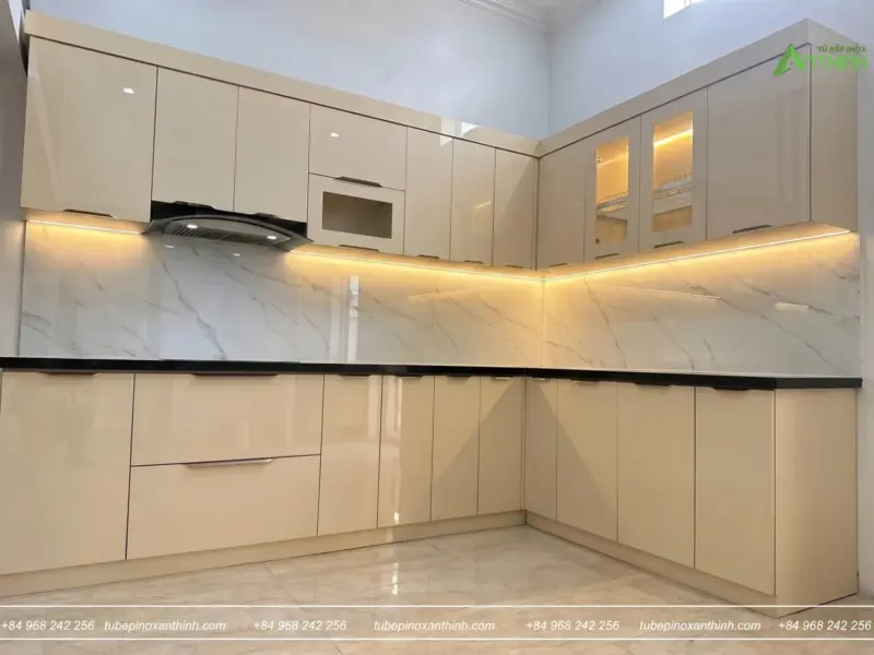 Thiết kế mẫu tủ bếp Inox 304 Cánh kính khung nhôm cho gia đình Chị Thảo tại Thanh Trì, Hà Nội
