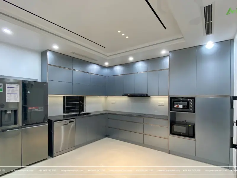 Không gian bếp hiện đại với tủ bếp Inox 304 cánh kính nhám tại gia đình chị Trâm ở Tây Hồ, Hà Nội