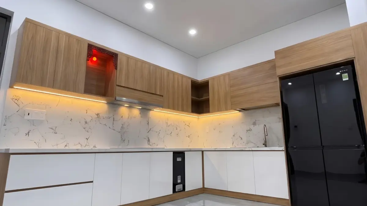 Toàn cảnh bếp hoàn thiện – Tủ bếp Inox 304 cánh gỗ MDF phủ Melamine nhà chị Linh tại Bắc Từ Liêm, Hà Nội