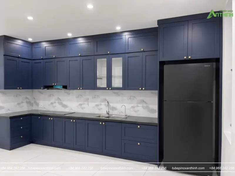 Không gian bếp hiện đại với tủ Inox 304 cánh HDF chống ẩm sơn Inchem của Chú Việt tại Phúc Thọ, Hà Nội