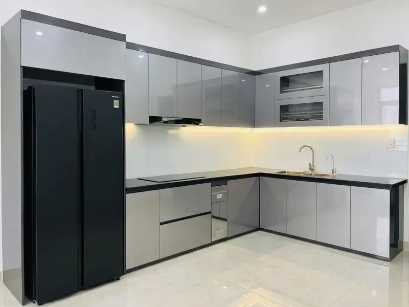 Mẫu tủ bếp Inox 304 cánh Acrylic bóng gương hiện đại của gia đình chú Bắc tại Nam Từ Liêm, Hà Nội