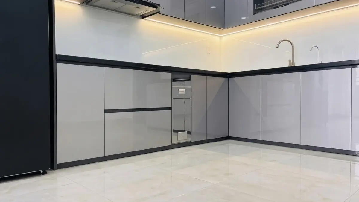 Toàn cảnh góc bếp tại gia đình chú Bắc ở Nam Từ Liêm Hà Nội thiết kế tối giản