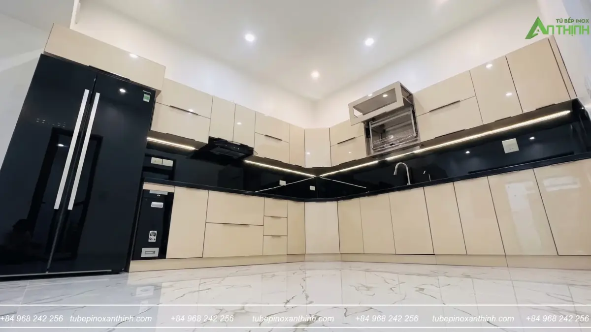 Toàn cảnh không gian Nhà Cô Ngân Tại Chương Mỹ Hà Nội tủ bếp kính khung nhôm