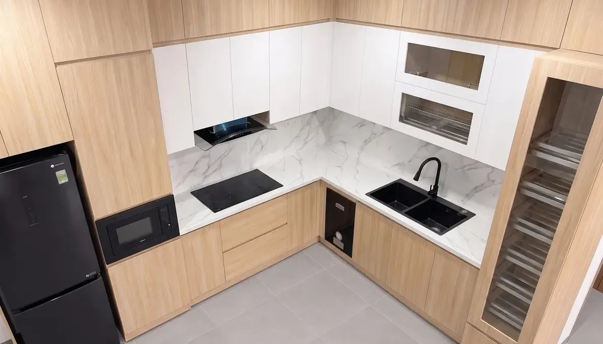 Toàn cảnh không gian bếp tủ bếp Inox 304 cánh gỗ MDF chống ẩm phủ Melamine của Chị Chi tại Cầu Giấy, Hà Nội