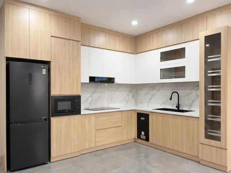 Không gian bếp hiện đại với tủ bếp Inox 304 cánh gỗ MDF chống ẩm phủ Melamine của Chị Chi tại Cầu Giấy, Hà Nội