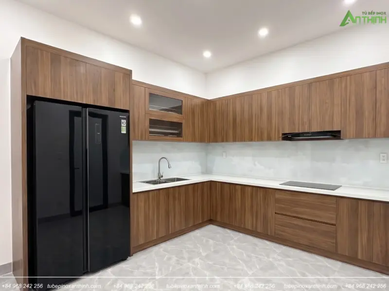 Hoàn thiện tủ bếp Inox 304 Cánh gỗ MDF chống ẩm phủ Melamine cho gia đình anh Quang tại Hoàn Kiếm, Hà Nội