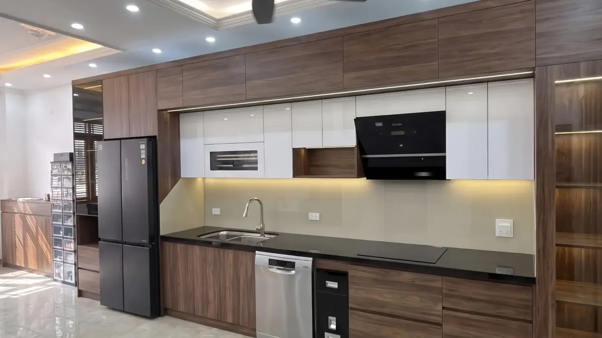 Tổng thể bếp hiện đại nhà Anh Thắng ở Ba Đình, Hà Nội