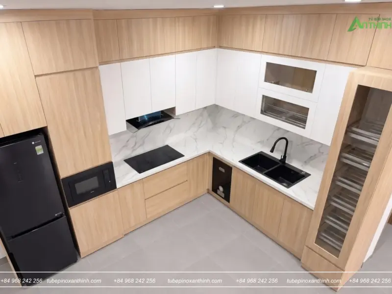 Không gian bếp hiện đại với tủ bếp Inox 304 cánh gỗ MDF chống ẩm phủ Melamine của Chị Chi tại Cầu Giấy, Hà Nội