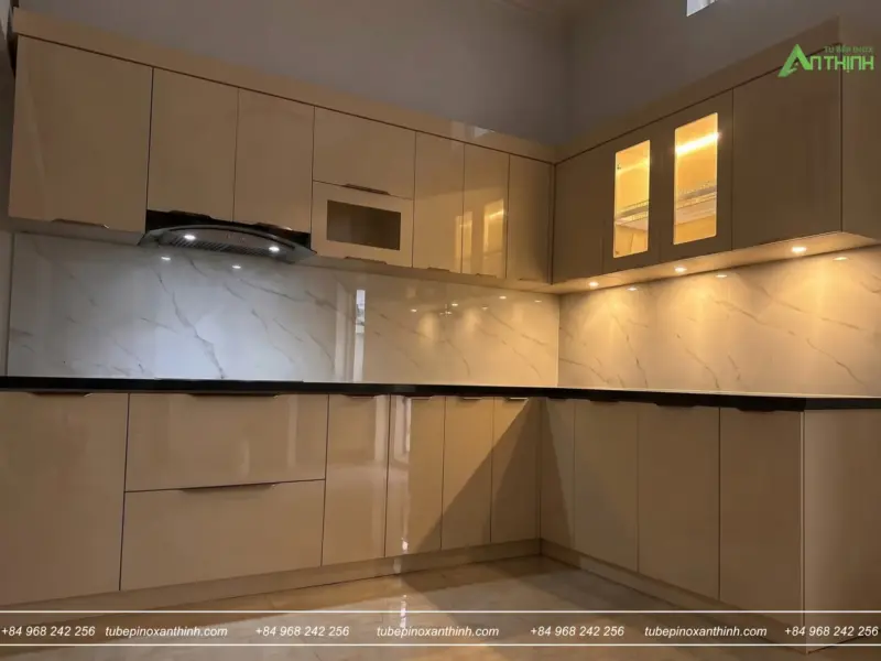 Tổng thể bếp sang trọng gia đình Chị Thảo tại Thanh Trì Hà Nội tủ kính khung nhôm