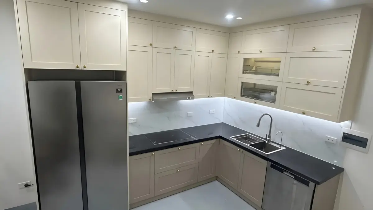 Tổng thể bếp tân cổ điển Anh Thanh ở Nghĩa Đô, Hà Nội – Tủ HDF sơn Inchem
