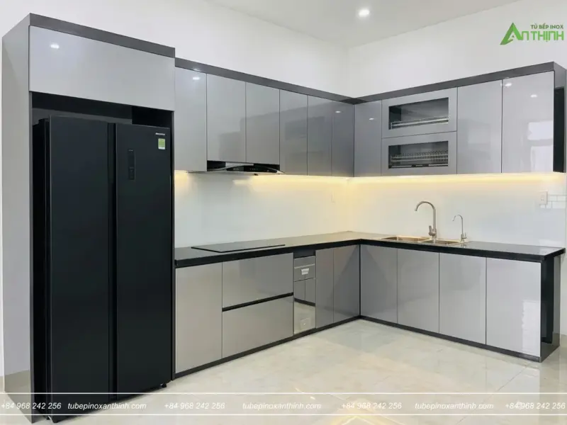 Mẫu tủ bếp Inox 304 cánh Acrylic bóng gương hiện đại của gia đình chú Bắc tại Nam Từ Liêm, Hà Nội