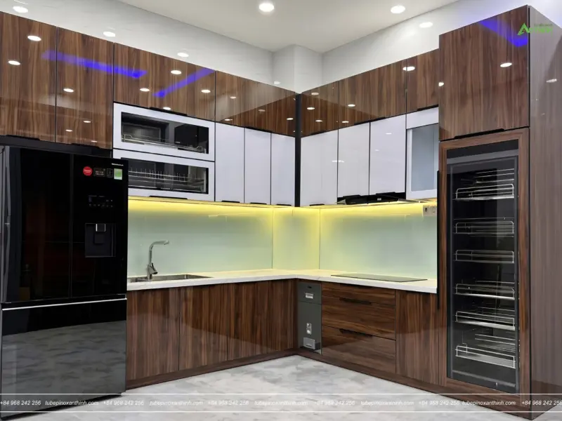 Công Trình Tủ Bếp Inox Cánh Kính Vân Gỗ Nhà Anh Kim Giữa Lòng Phố Cổ Hàng Gai, Hà Nội
