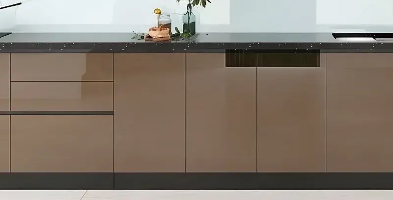Tủ bếp dưới cánh kính khung nhôm màu nâu