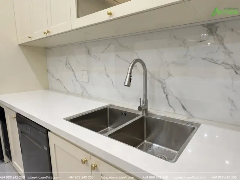 Chi tiết chậu rửa inox và vòi cao cổ tại Nhà Chị Hoa ở Giảng Võ, Hà Nội