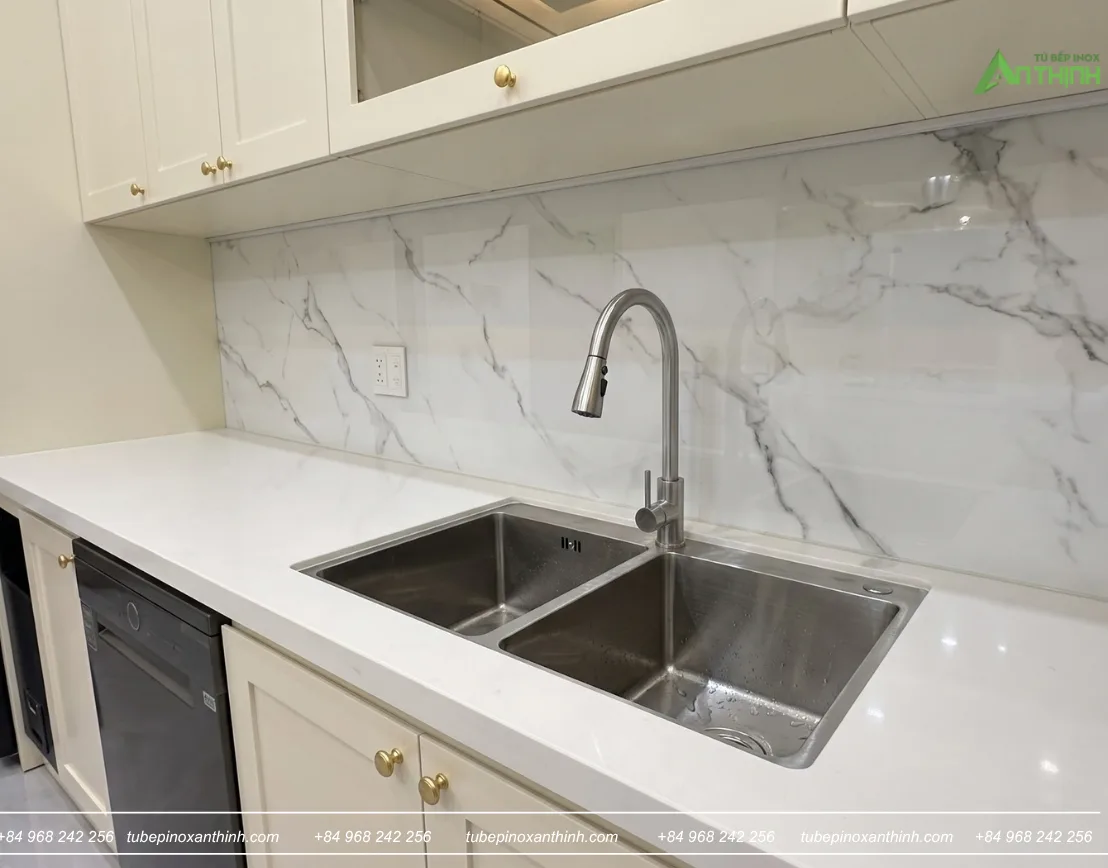 Chi tiết chậu rửa inox và vòi cao cổ tại Nhà Chị Hoa ở Giảng Võ, Hà Nội