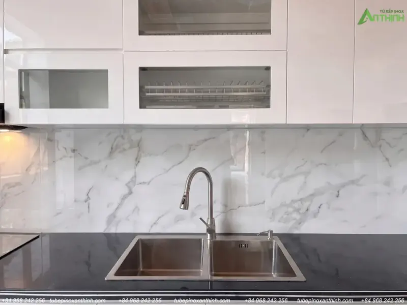 Chi tiết chậu rửa tại gia đình chị Phượng ở Thạch Bàn Hà Nội tủ Acrylic bóng gương
