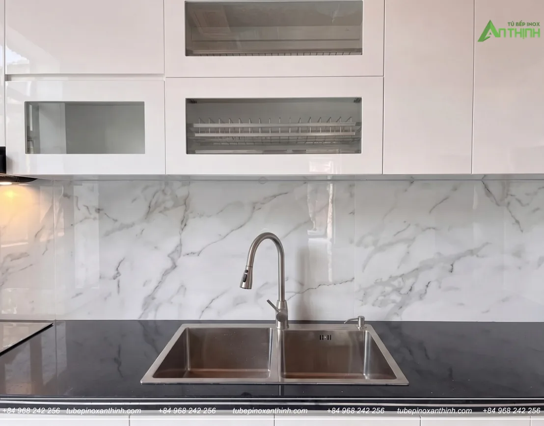 Chi tiết chậu rửa tại gia đình chị Phượng ở Thạch Bàn Hà Nội tủ Acrylic bóng gương