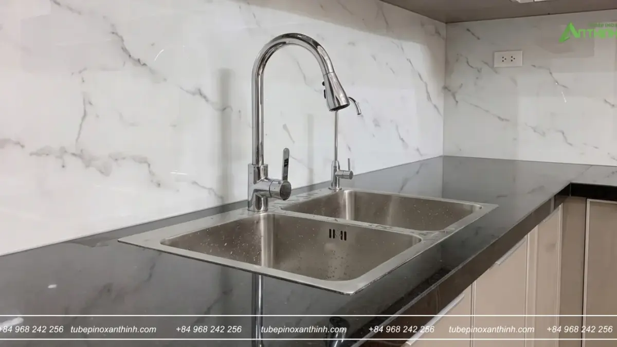 Chi tiết chậu rửa tại nhà anh Thành ở Lĩnh Nam Hà Nội vòi inox và mặt đá