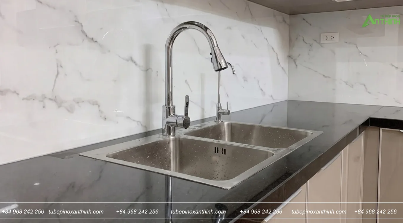 Chi tiết chậu rửa tại nhà anh Thành ở Lĩnh Nam Hà Nội vòi inox và mặt đá