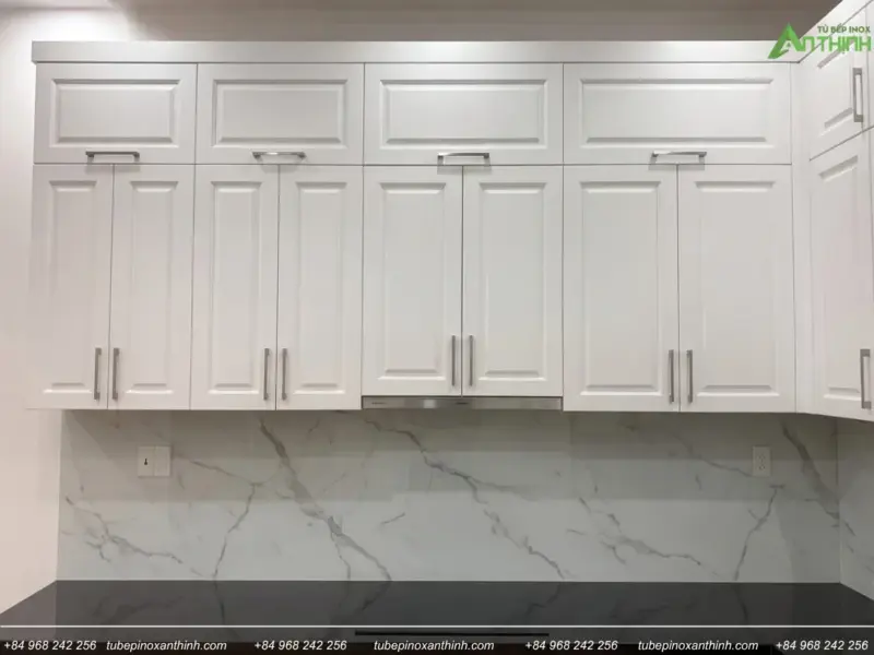 Chi tiết dãy tủ trên cánh HDF sơn Inchem trắng phẳng mịn tại Gia Đình Chị Dung ở Ba Đình, Hà Nội
