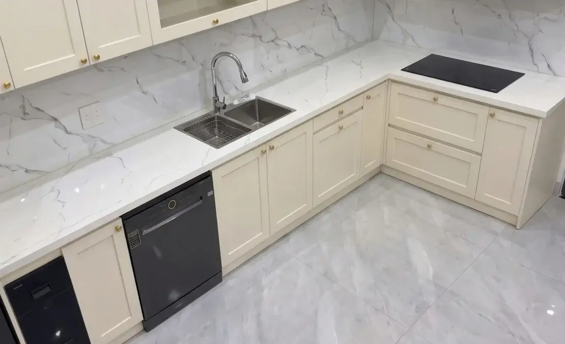 Chi tiết góc bếp chữ L và bếp từ tại Nhà Chị Hoa ở Giảng Võ, Hà Nội