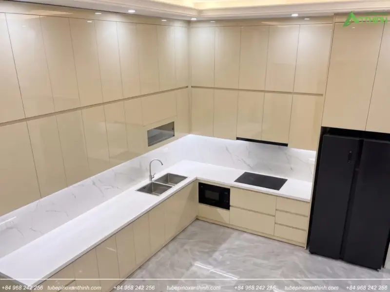 Góc nhìn rộng toàn cảnh bếp acrylic tại Gia Đình Chú Bình ở Phúc Yên Phú Thọ