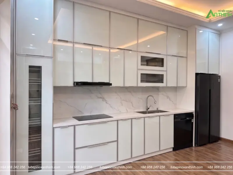 Góc nhìn rộng toàn cảnh bếp kính nhôm tại Nhà Chú Thắng Ở Hoàn Kiếm, Hà Nội