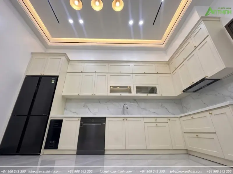 Góc nhìn rộng toàn cảnh bếp sơn Inchem tại Nhà Chị Hoa ở Giảng Võ, Hà Nội